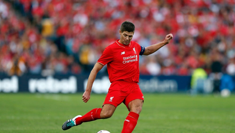 Steven Gerrard en un partido con el Liverpool