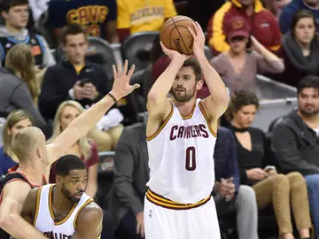 Kevin Love se prepara para lanzar a canasta Kevin Love se prepara para lanzar a canasta
