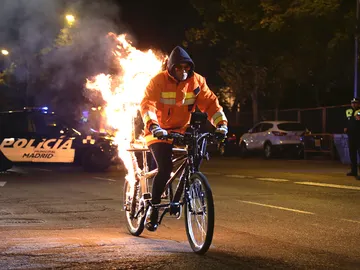 El Hombre de Negro paraliza la calle Alcalá de Madrid para sorprender a Penélope Cruz y Chino Darín El Hombre de Negro paraliza la calle Alcalá de Madrid para sorprender a Penélope Cruz y Chino Darín