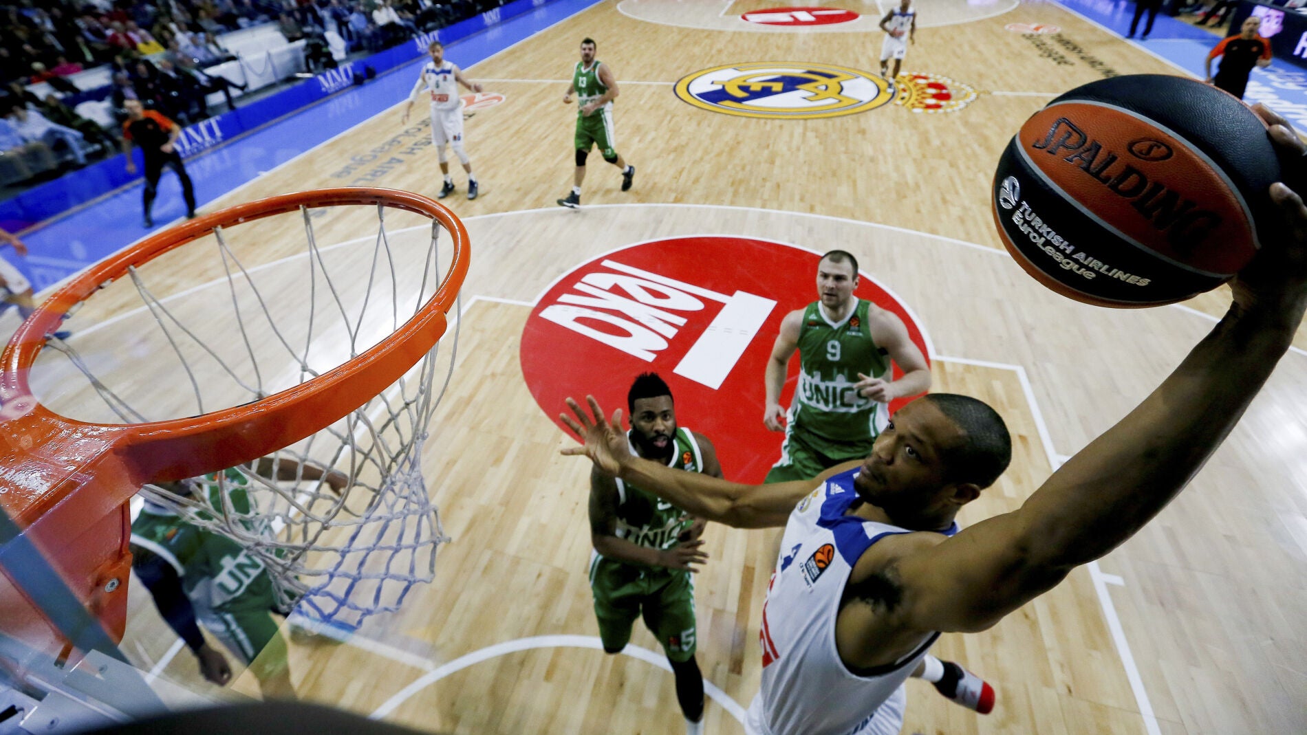Anthony Randolph machaca el aro durante el partido