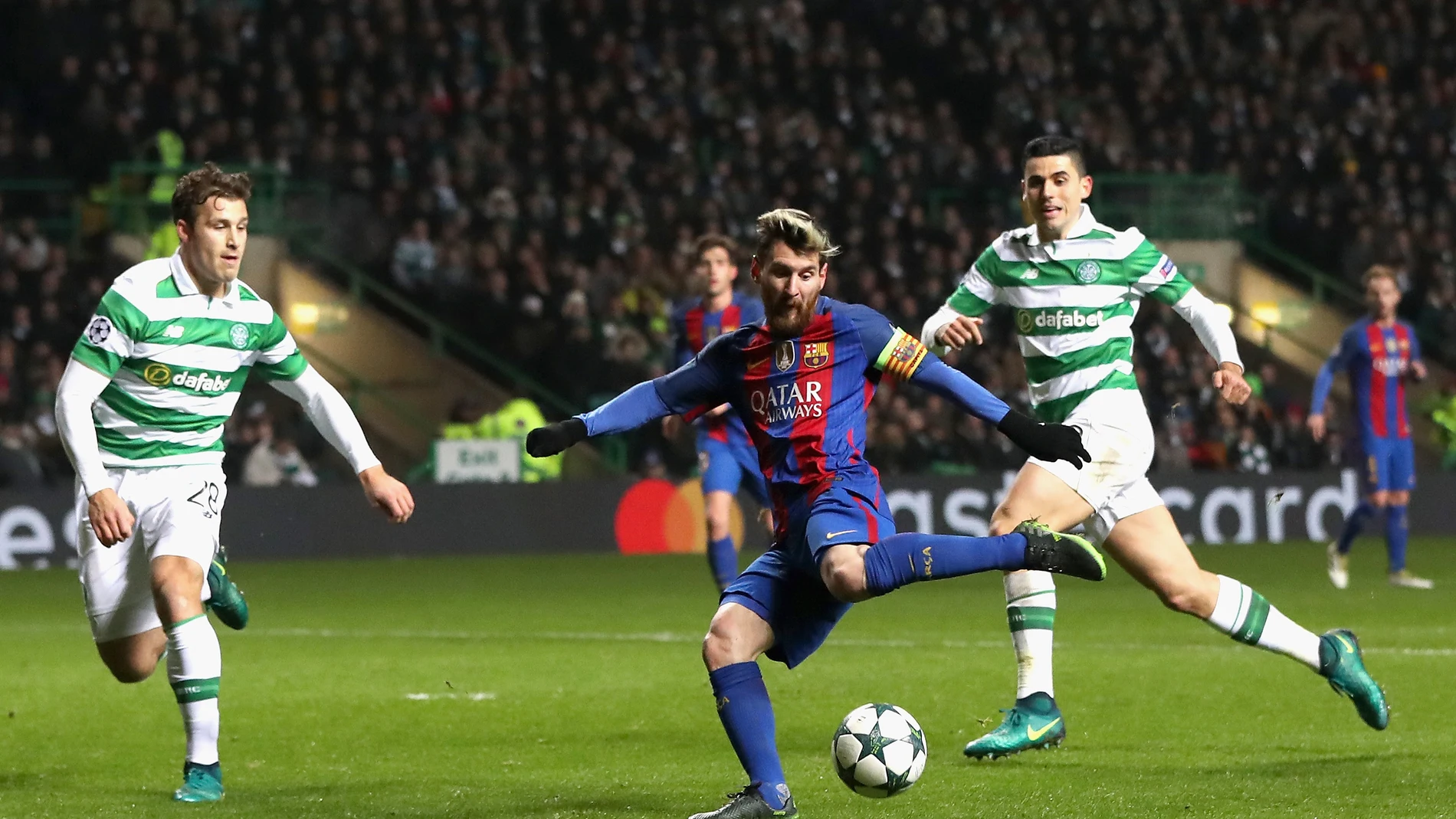 Messi golpeando el balón ante el Celtic