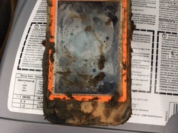 Así quedó el móvil tras pasar un año bajo agua