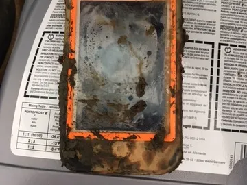 Así quedó el móvil tras pasar un año bajo agua Así quedó el móvil tras pasar un año bajo agua