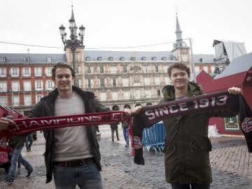 Aficionados del PSV enseñan sus bufandas en la Plaza Mayor de Madrid