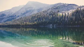 Bonitos lagos entre montañas