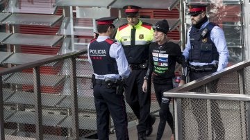 Los Mossos d'Esquadra detienen al especialista francés Alain Robert después de que escalara la fachada de la Torre Agbar