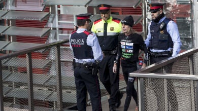 Alain Robert, conocido como el 'Spiderman' francés, se expone a una multa por escalar de nuevo la Torre Agbar