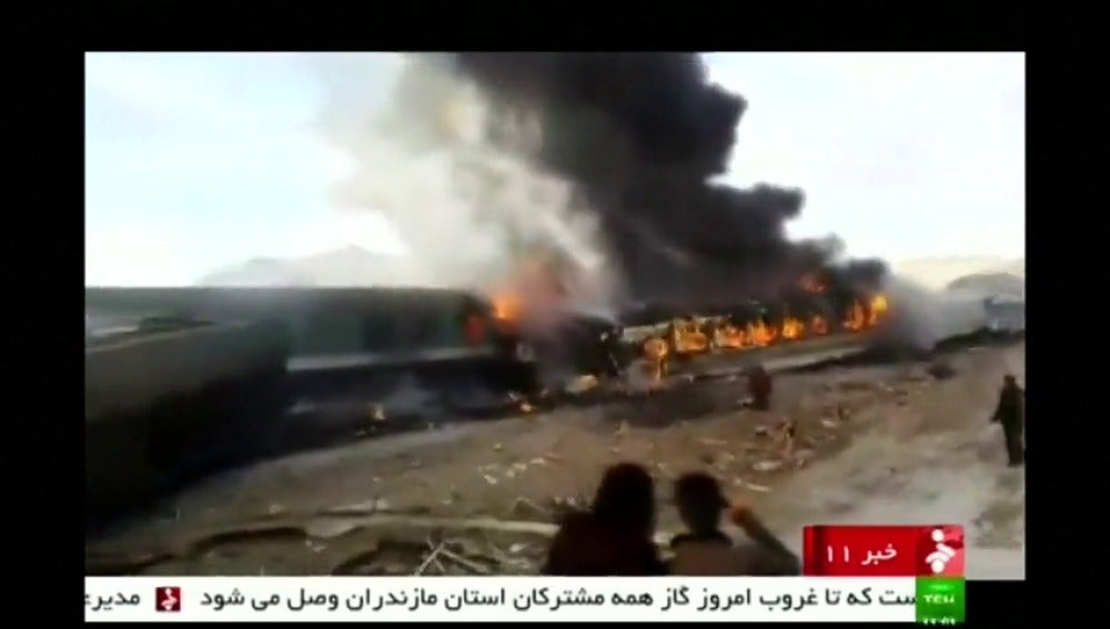 Frame 1.754445 de: Al menos 40 muertos y más de 100 heridos en un choque entre trenes de pasajeros en Irán