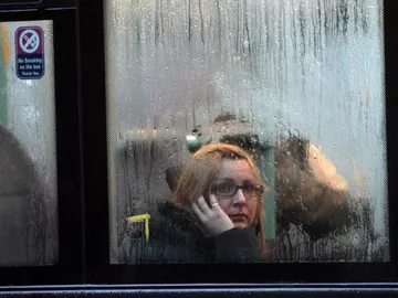 Una mujer en un autobús Una mujer en un autobús