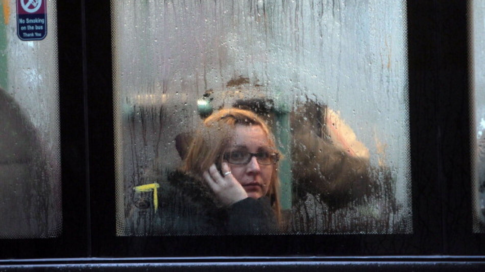 Una mujer en un autob&uacute;s