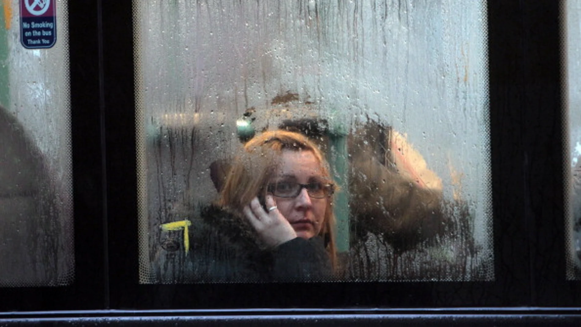 Una mujer en un autobús Una mujer en un autobús
