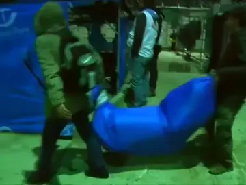 Frame 0.0 de: Dos refugiados muertos y dos heridos graves en un incendio en el campo de Lesbos Frame 0.0 de: Dos refugiados muertos y dos heridos graves en un incendio en el campo de Lesbos