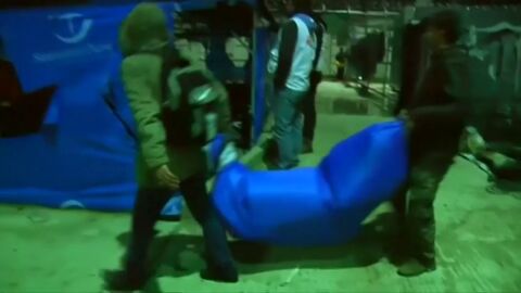 Frame 0.0 de: Dos refugiados muertos y dos heridos graves en un incendio en el campo de Lesbos