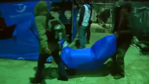 Frame 0.0 de: Dos refugiados muertos y dos heridos graves en un incendio en el campo de Lesbos Frame 0.0 de: Dos refugiados muertos y dos heridos graves en un incendio en el campo de Lesbos