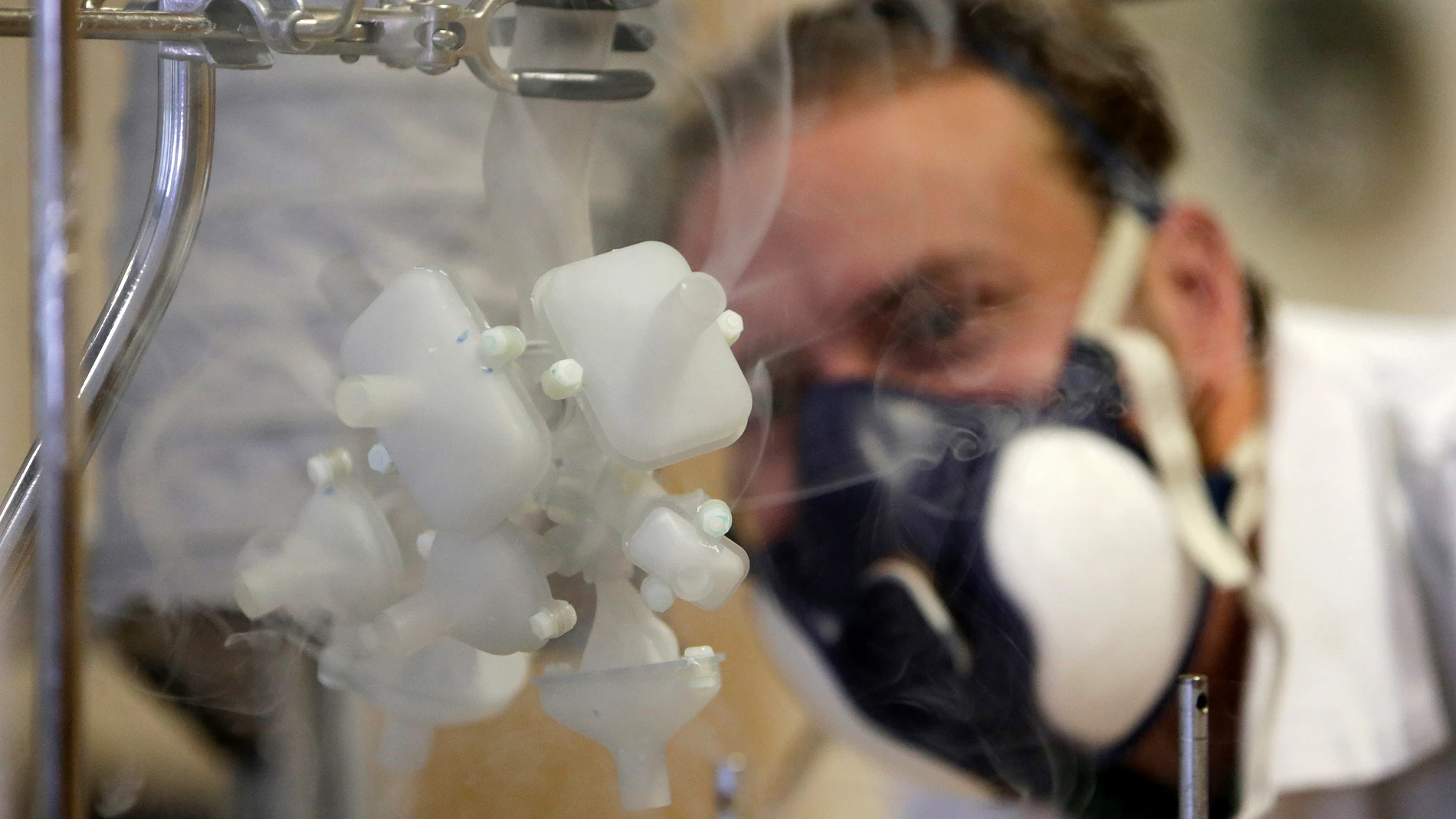 Uno de los investigadores observa el modelo de pulmón humano en funcionamiento Uno de los investigadores observa el modelo de pulmón humano en funcionamiento