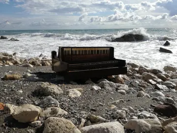 El piano que ha aparecido varado en la orilla del malagueño Peñón del Cuervo El piano que ha aparecido varado en la orilla del malagueño Peñón del Cuervo
