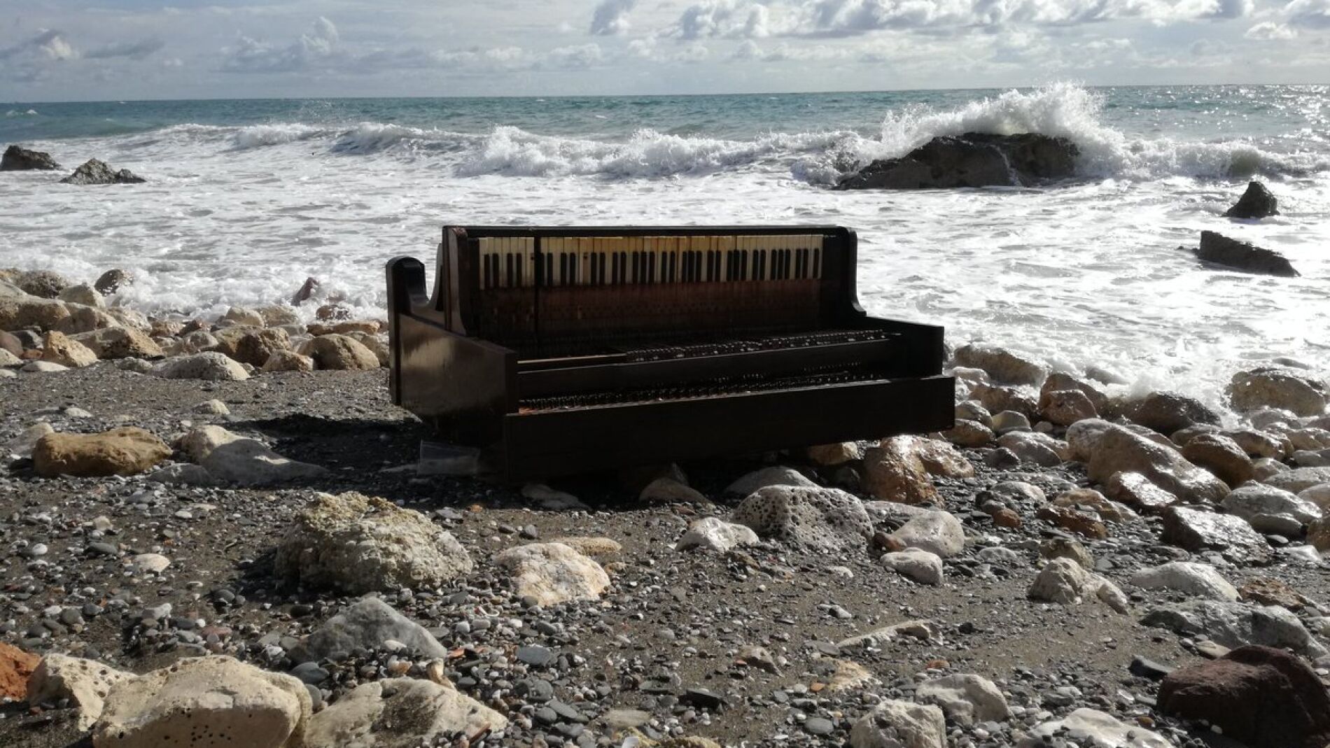 El piano que ha aparecido varado en la orilla del malague&ntilde;o Pe&ntilde;&oacute;n del Cuervo