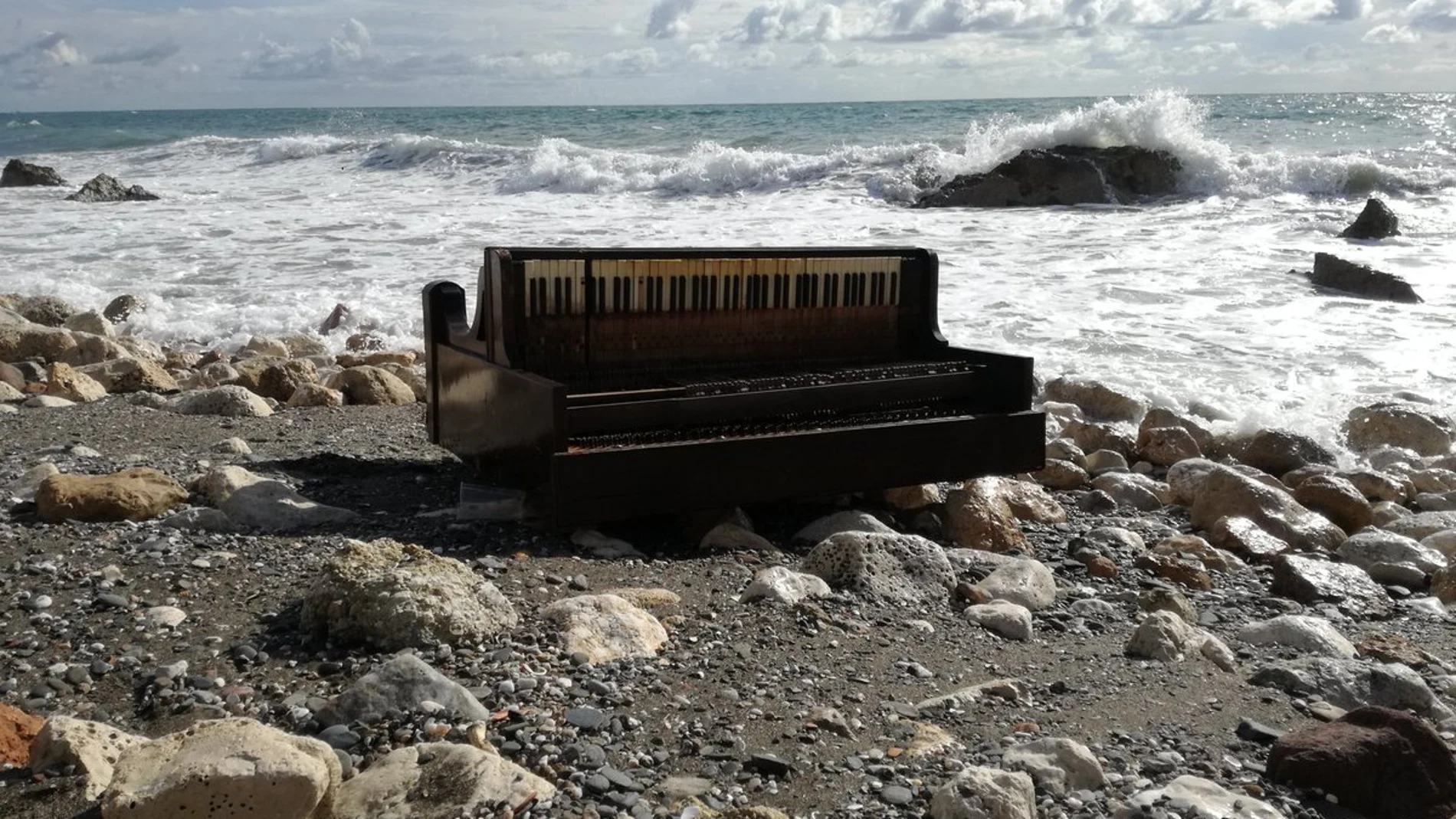 El piano que ha aparecido varado en la orilla del malagueño Peñón del Cuervo El piano que ha aparecido varado en la orilla del malagueño Peñón del Cuervo