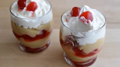 Una copa de crema con nata y guindas facilísima de hacer