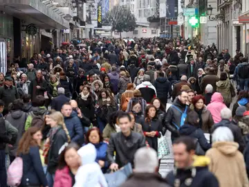 Cientos de personas transitan la madrileña calle Preciados Cientos de personas transitan la madrileña calle Preciados