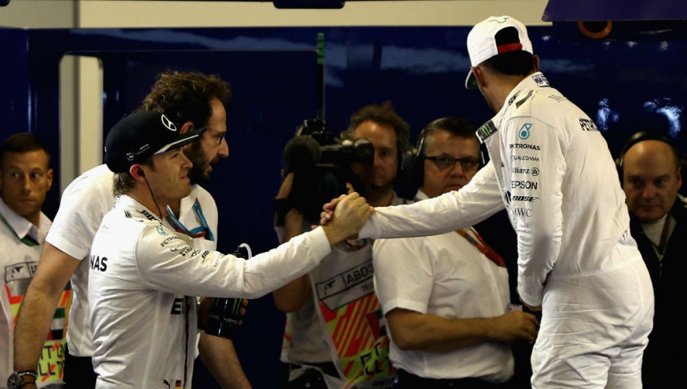 Nico Rosberg saluda a un Hamilton que aparta la mirada