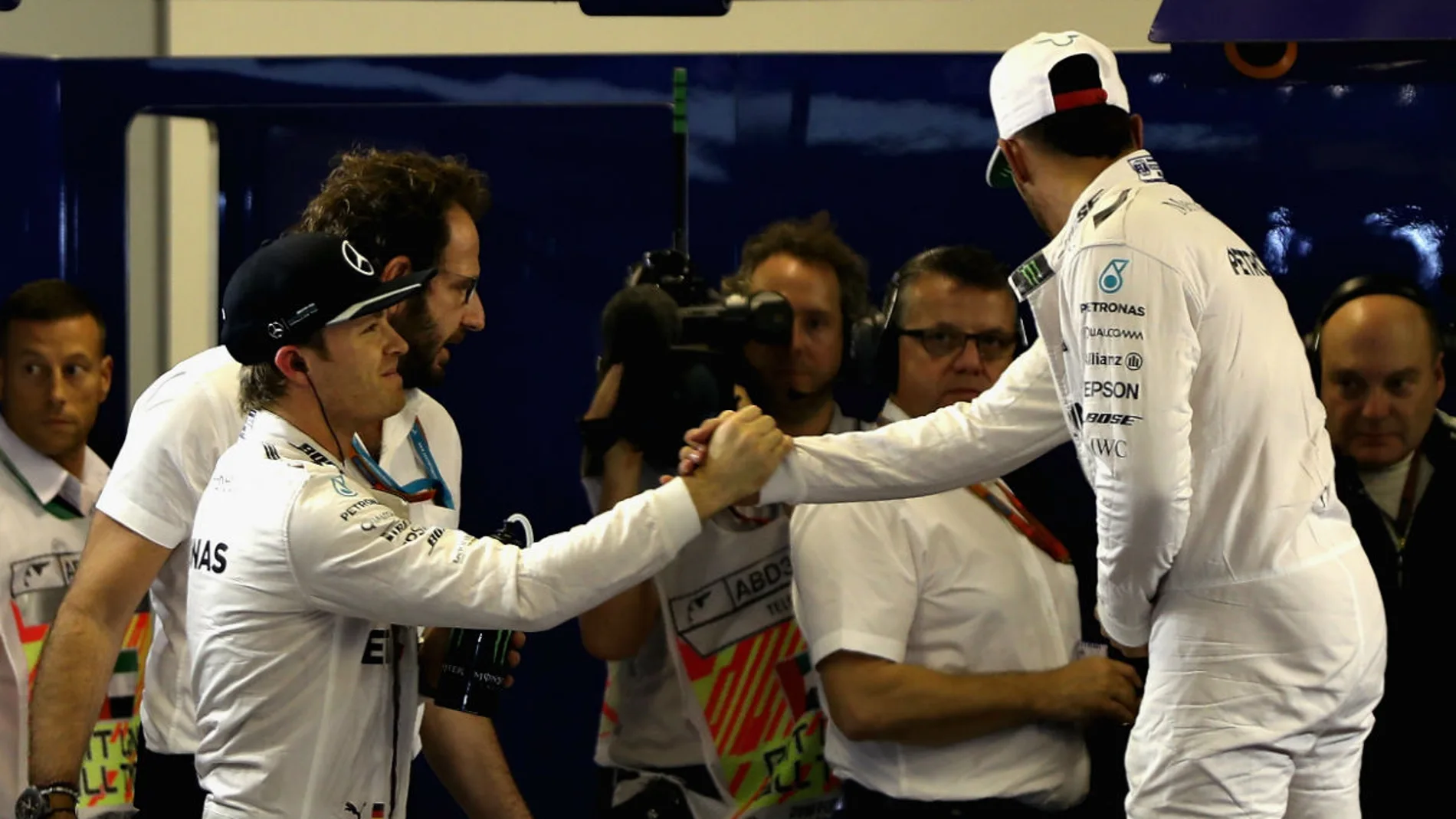 Nico Rosberg saluda a un Hamilton que aparta la mirada