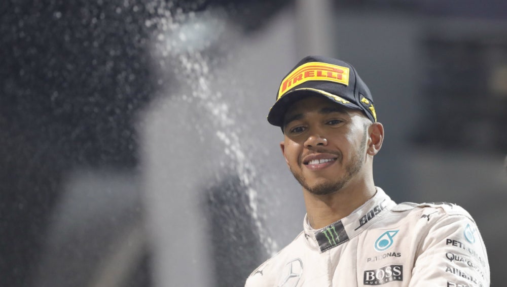Hamilton reparte champán