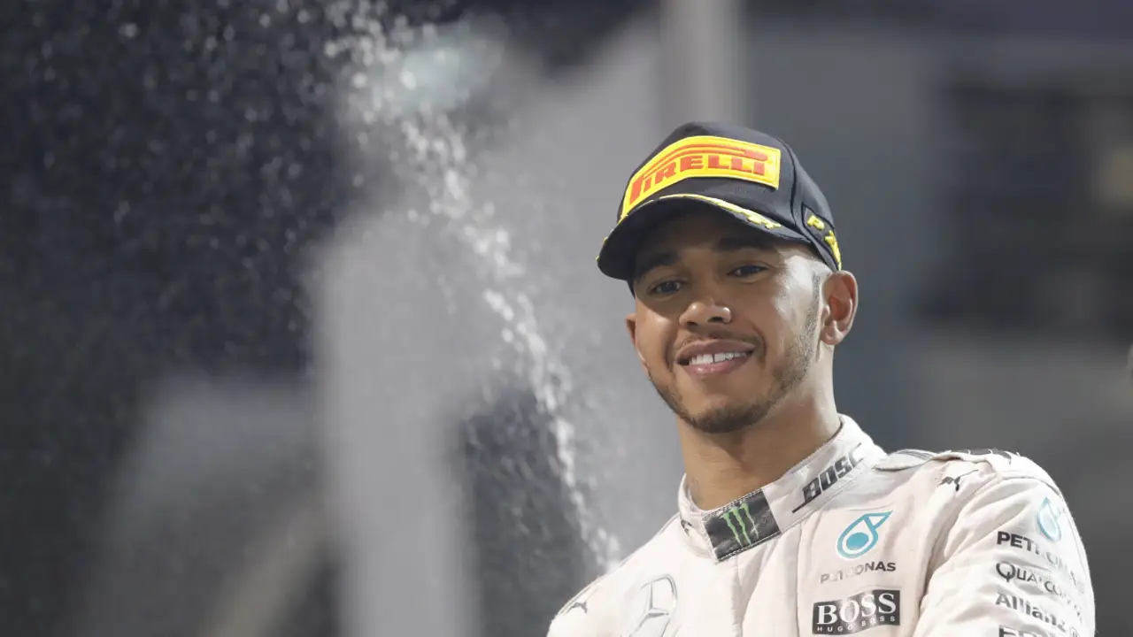 Hamilton reparte champán