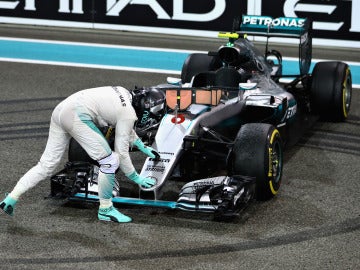 Nico Rosberg 'agradece' a su coche