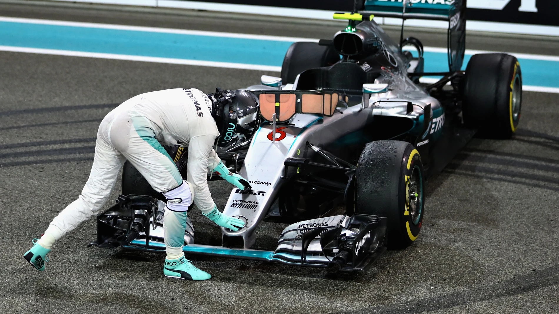 Nico Rosberg 'agradece' a su coche