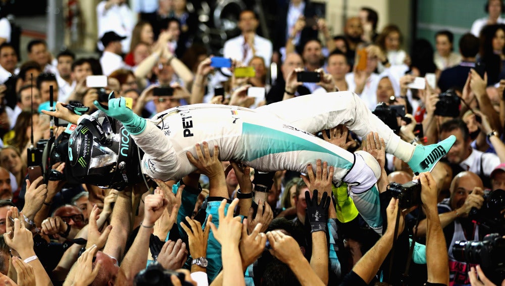 El paddock levanta a Rosberg