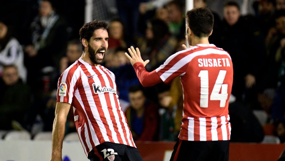 Raúl García celebra uno de sus goles contra el Racing