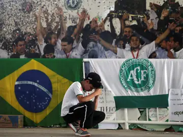Un aficionado del Chapeconese junto al estadio Un aficionado del Chapeconese junto al estadio