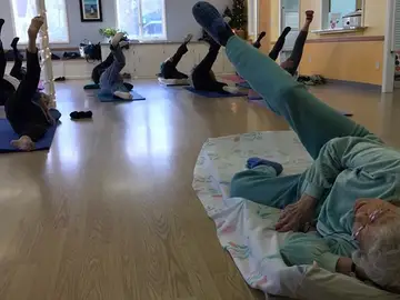Lil Hansen dando clases de yoga Lil Hansen dando clases de yoga