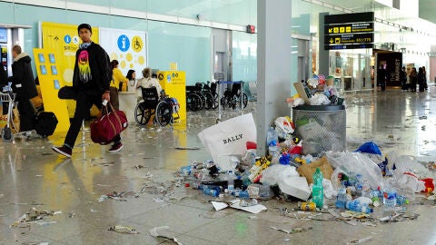Monta&ntilde;as de basura en el aeropuerto de El Prat