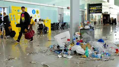 Aeropuerto de El Prat Montañas de basura en el aeropuerto de El Prat