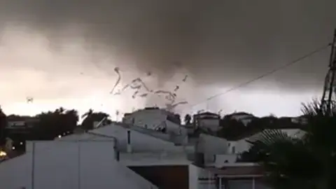 Frame 25.484142 de: Un tornado destruye la estructura de unas 40 hectáreas de fresas entre Palos y Mazagón Frame 25.484142 de: Un tornado destruye la estructura de unas 40 hectáreas de fresas entre Palos y Mazagón