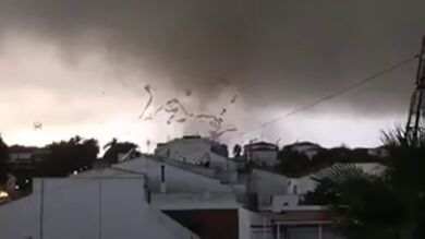 Un espectacular tornado causa daños materiales en calles y campos de Palos de la Frontera