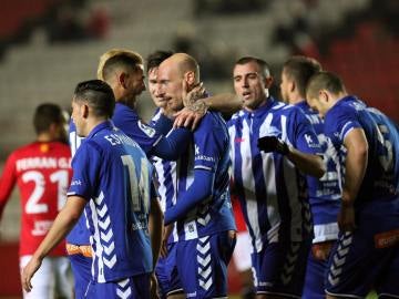 Los jugadores del Alavés celebran uno de los goles contra el Nástic