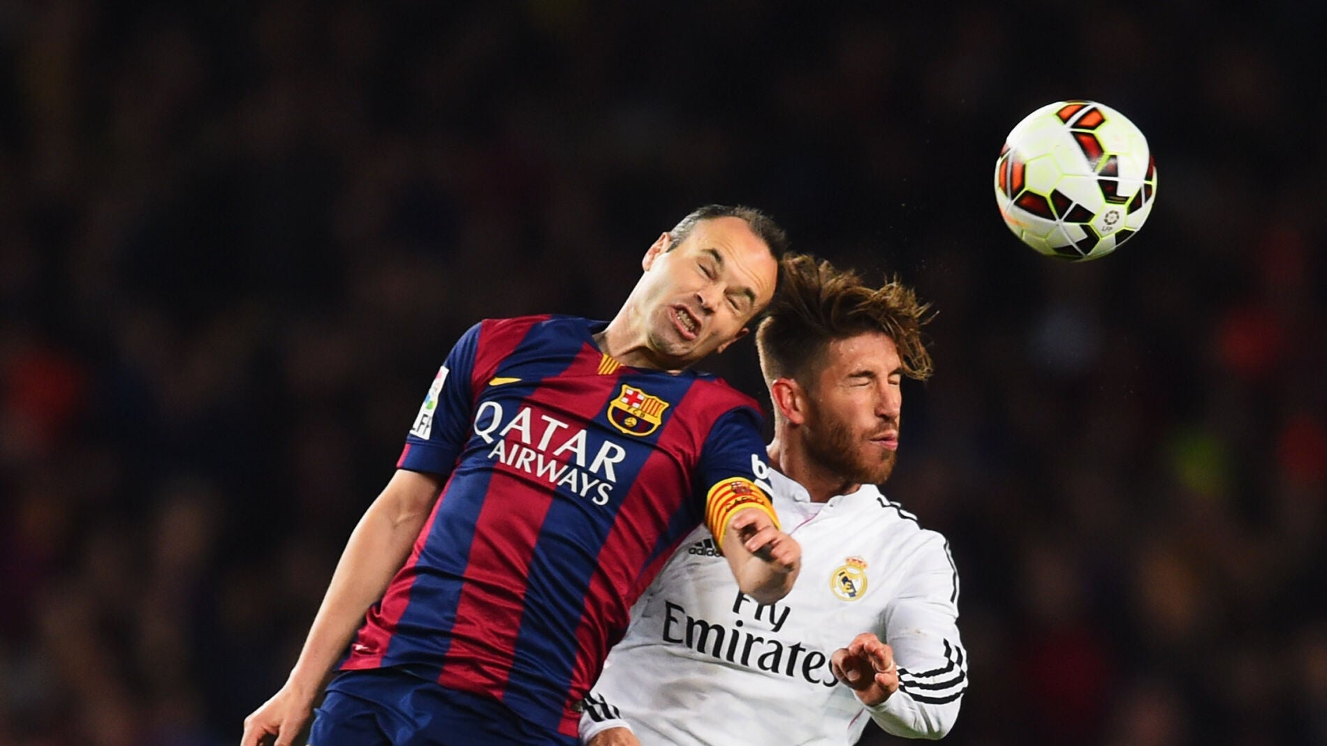 Iniesta y Sergio Ramos atacan un bal&oacute;n dividido