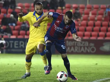 Brezancic y El Zhar disputan un balón Brezancic y El Zhar disputan un balón