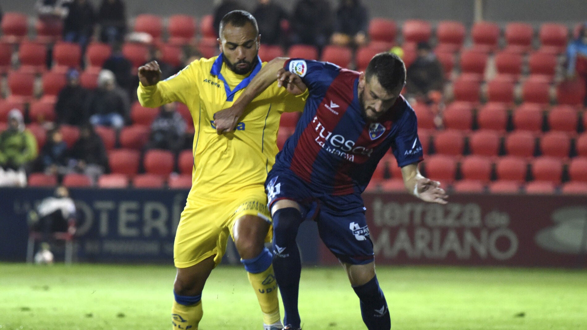 Brezancic y El Zhar disputan un bal&oacute;n