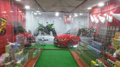 Una churrería de Cáceres sortea una cesta de Navidad valorada en 40.000 euros que incluye un coche y una moto