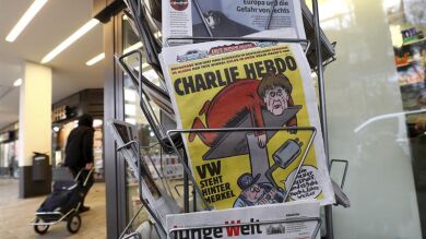 'Charlie Hebdo' lanza su primera edición en alemán con una caricatura de Angela Merkel