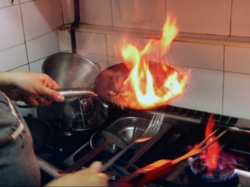 Una sartén se incendia en Pesadilla en la cocina