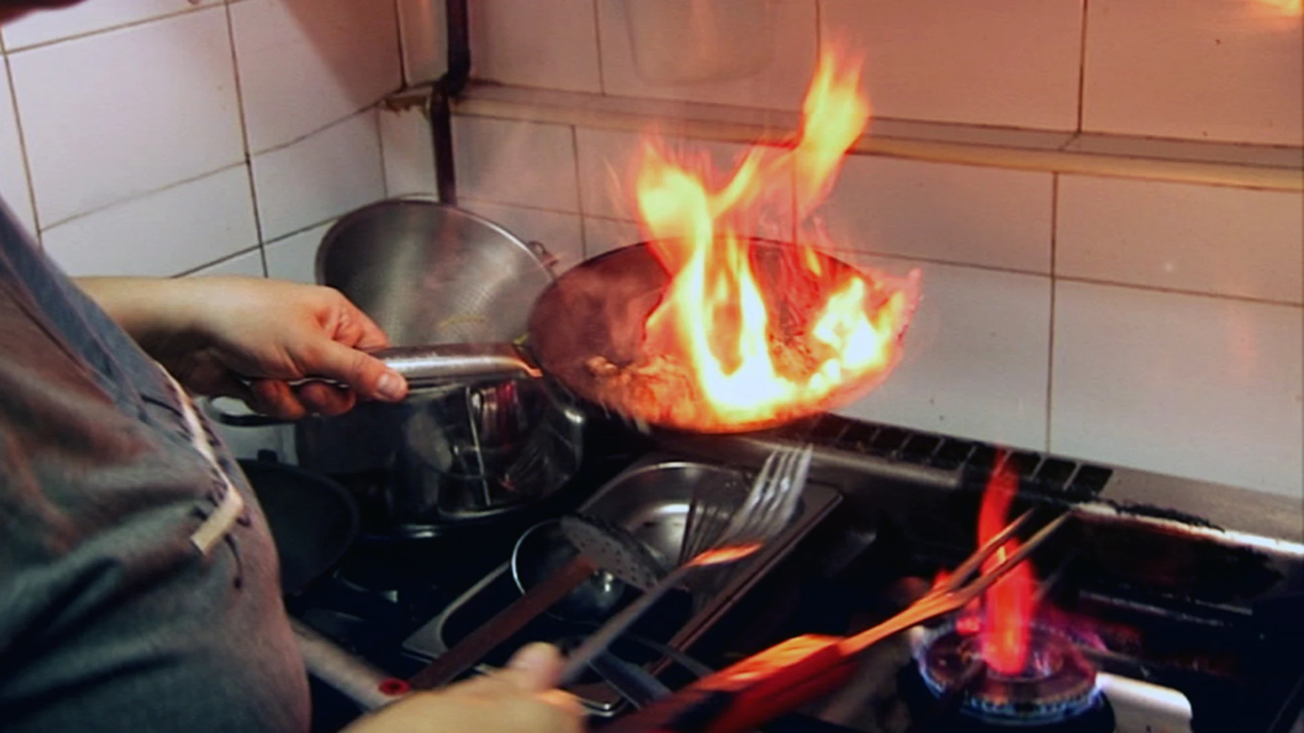 Una sartén se incendia en Pesadilla en la cocina Una sartén se incendia en Pesadilla en la cocina