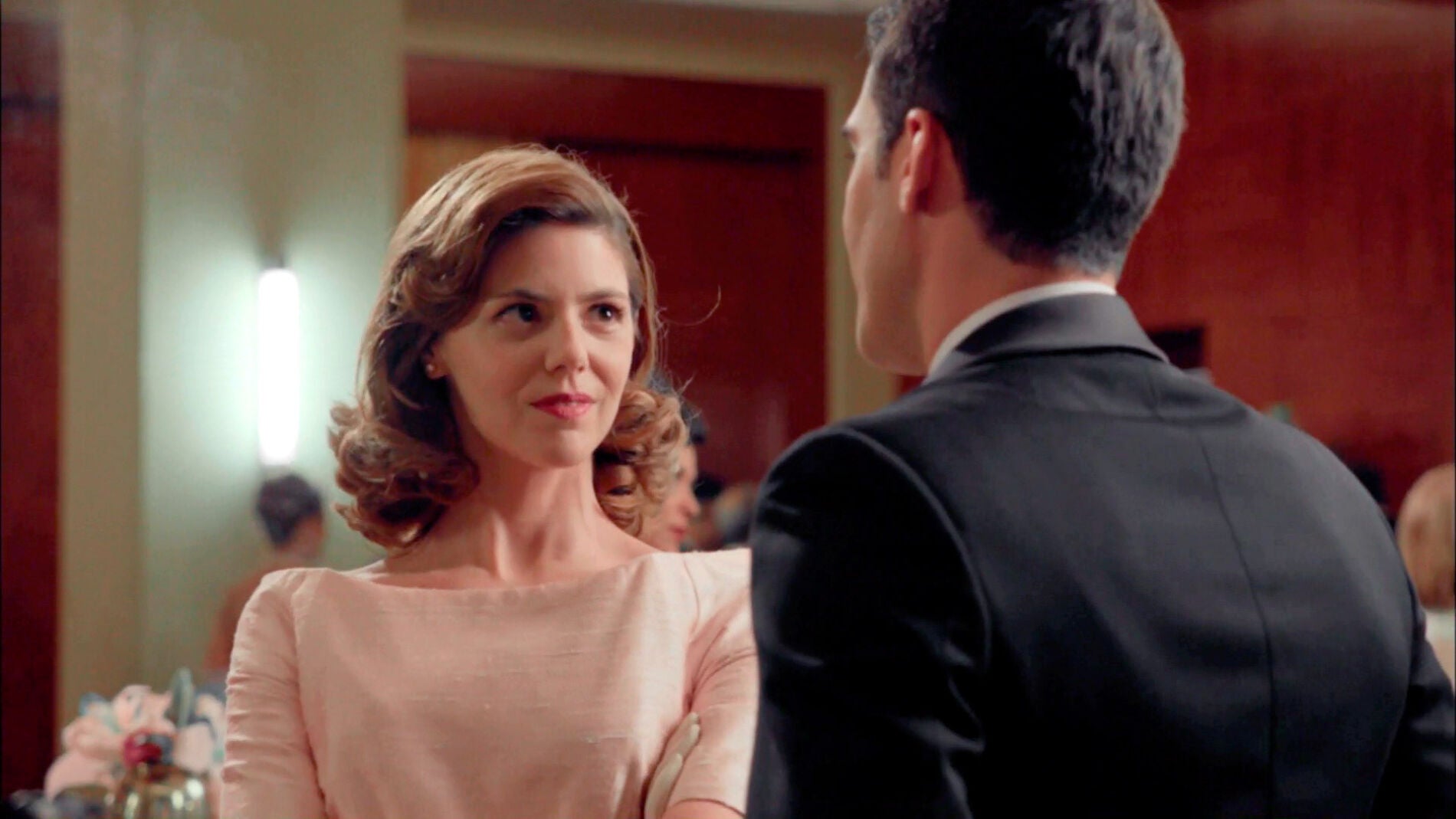 Cristina Otegui coquetea con Alberto desde el primer cap&iacute;tulo de 'Velvet'