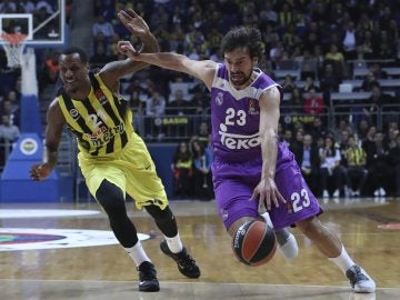 Sergio Llull intenta entrar a canasta ante la defensa del Fenerbahce