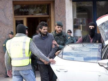 La guardía civil saca al presunto yihadista detenido esta mañana en Irún