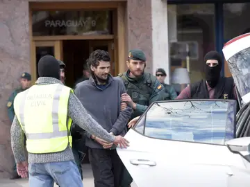 La guardía civil saca al presunto yihadista detenido esta mañana en Irún La guardía civil saca al presunto yihadista detenido esta mañana en Irún